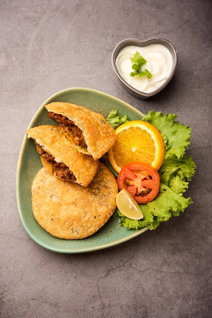 Keema kachori es un popular refrigerio crujiente y delicioso indio o paquistaní con un delicioso relleno de qeema también conocido como Khasta Kheema Kachauri