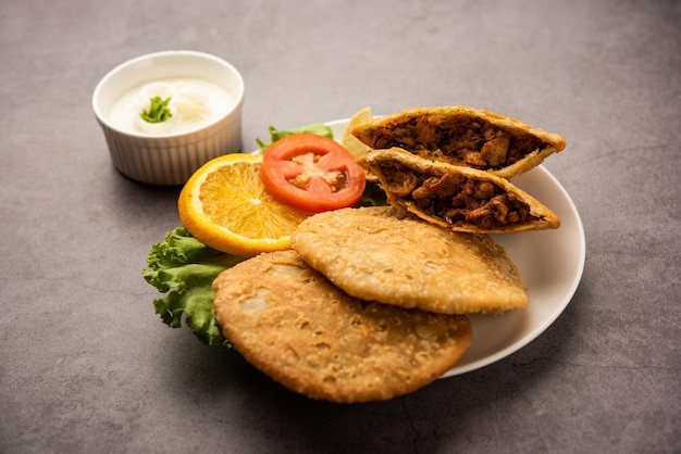 Keema Kachori ist ein beliebter indischer oder pakistanischer knuspriger und köstlicher Snack mit leckerer Qeema-Füllung, auch bekannt als Khasta Kheema Kachauri