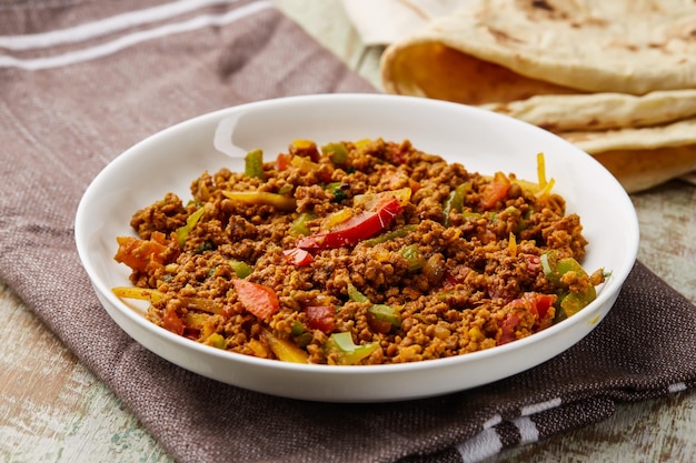 Foto keema masala qeema ou khima com tomate e gengibre servido em prato isolado na mesa vista da comida árabe