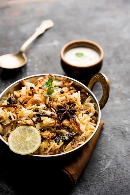 Keema o Kheema Biryani: cordero, cabra o pollo picados, aromáticos y picantes, cocinados en una variedad de especias aromáticas con arroz basmati. servido en un karahi con cuajada. enfoque selectivo