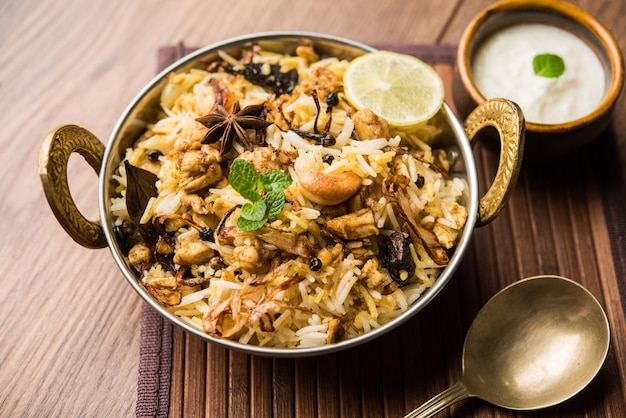 Keema o Kheema Biryani: cordero, cabra o pollo picados, aromáticos y picantes, cocinados en una variedad de especias aromáticas con arroz basmati. servido en un karahi con cuajada. enfoque selectivo