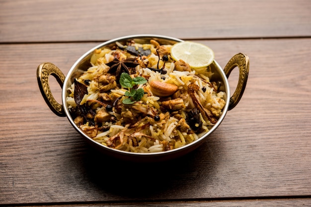 Keema o Kheema Biryani: cordero, cabra o pollo picados, aromáticos y picantes, cocinados en una variedad de especias aromáticas con arroz basmati. servido en un karahi con cuajada. enfoque selectivo