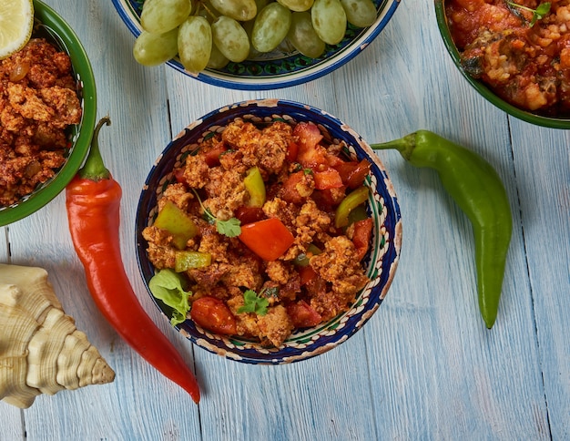 Keema shimla mirch, caril misto de carne picada, culinária hyderabadi, pratos asiáticos tradicionais variados, vista superior.