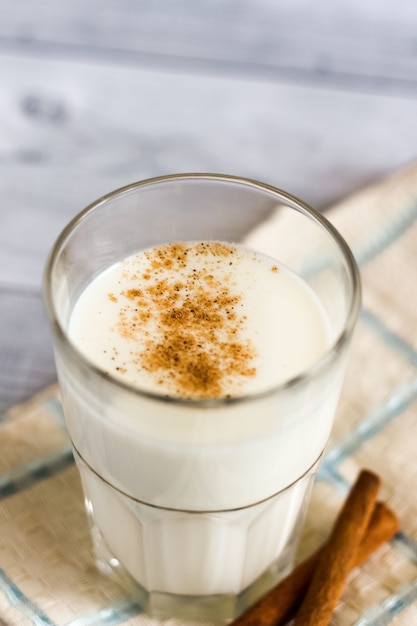 Kéfir con canela en vaso para estimular el sistema inmunológico.