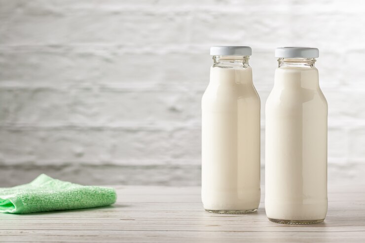 Foto kefir caseiro ou iogurte com probióticos. conceito de dieta de perder peso kefir.