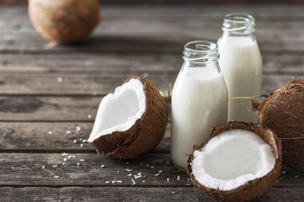 Kéfir de coco en botellas en la mesa de madera. Concepto de alimentación saludable Bebidas fermentadas