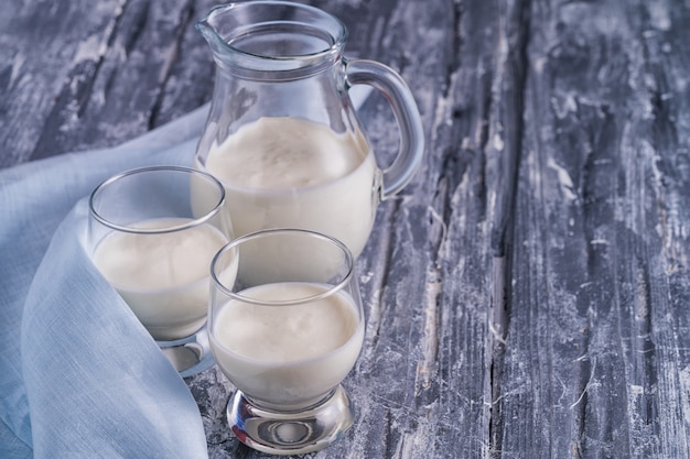 Kefir de bebida fermentada em uma jarra de vidro com fundo de madeira