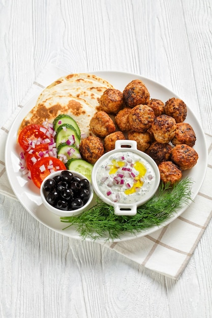 Keftedakia gebratene griechische Fleischbällchen auf weißer Platte