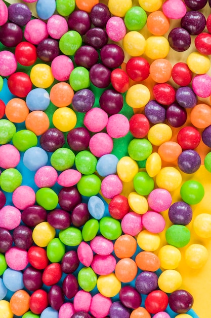 Kegelbonbons auf dem bunten Tisch bunte süße Bonbons