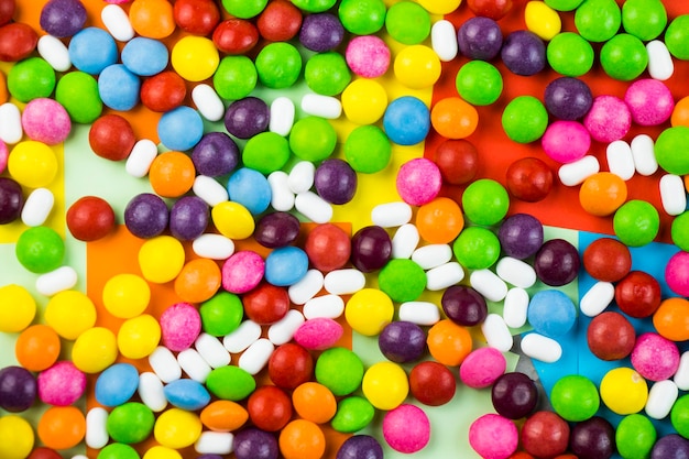 Kegelbonbons auf dem bunten Tisch bunte süße Bonbons