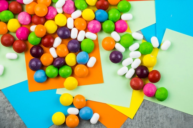 Kegelbonbons auf dem bunten Tisch bunte süße Bonbons