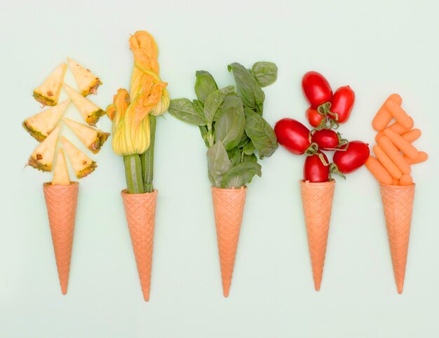 Kegelwaffel mit Ananasscheiben, Zucchiniblüte, Basilikum, Tomaten und Babykarotte