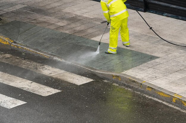 Kehrmaschine, die einen Straßenbürgersteig mit Hochdruckwasserstrahl reinigt