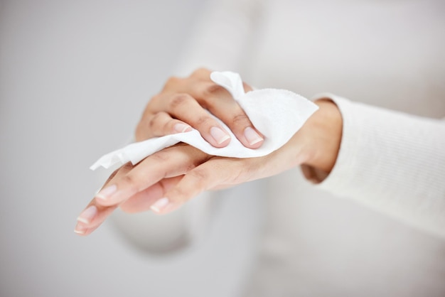 Keime wegwischen Aufnahme einer nicht erkennbaren Person, die sich mit einem Tuch die Hände reinigt