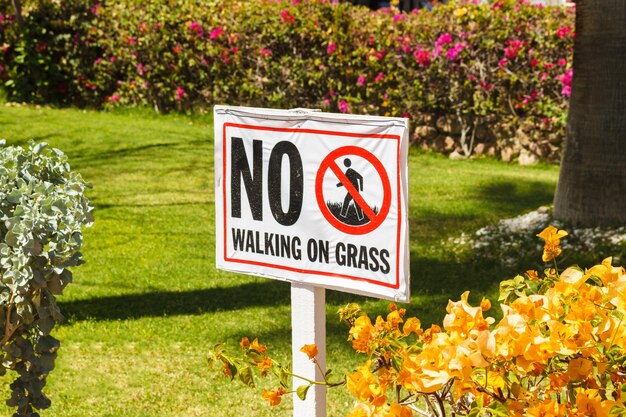 Foto kein gehen auf gras warnschild im garten