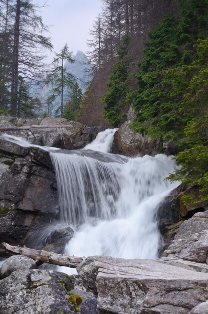 Kein großer Wasserfall am Bergfluss