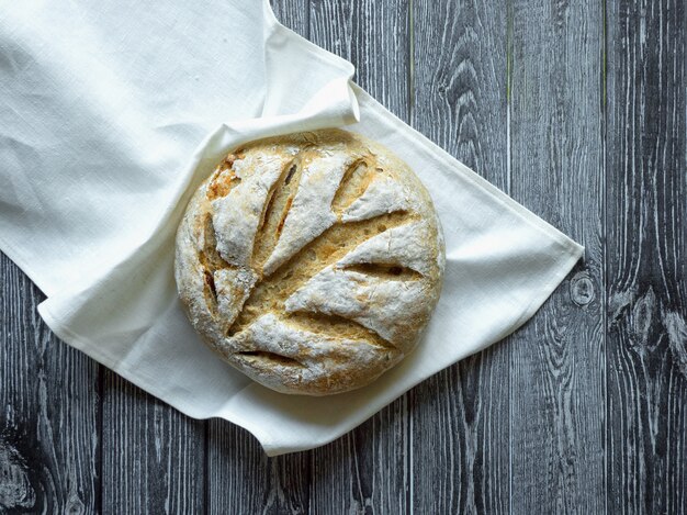 Kein Knetbrot auf einer dunklen Holzoberfläche