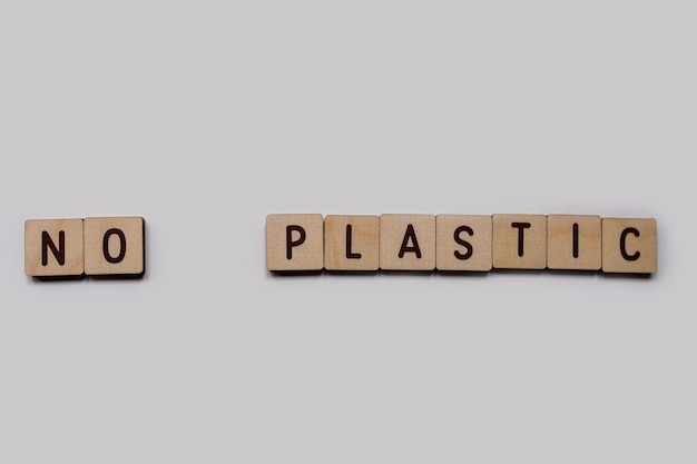 Kein Plastik. Inschriften in Holzbuchstaben des englischen Alphabets in weißem Hintergrund. Ansicht von oben.