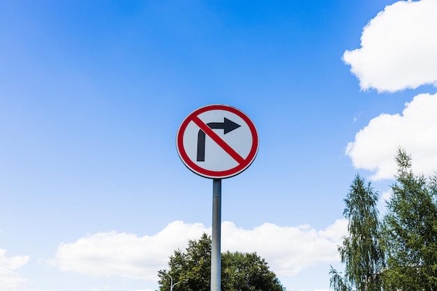 Kein rechts abbiegen Straßenschild mit einem bewölkten Himmelshintergrund Straßenschild nicht rechts abbiegen