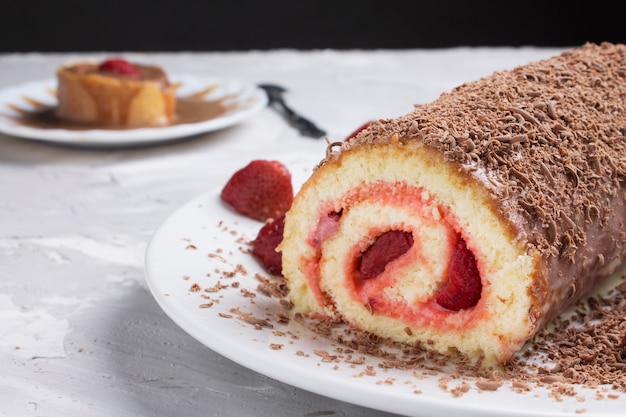 Kein zuckerveganer Schokoladen-Käsekuchen mit No-Bake-Kruste aus Datteln, Kakao und Pekannüssen mit Erdbeeren