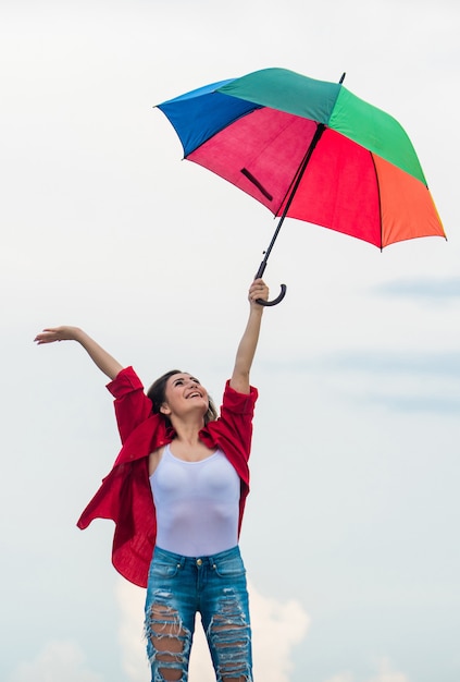 Keine Eile. Wettervorhersage für den Herbst. regnerisches Wetter. Herbst positive Stimmung. unbeschwerte Zeit verbringen. Herbstmode. Regenbogen Regenschirmschutz. hübsche Frau mit buntem Regenschirm.