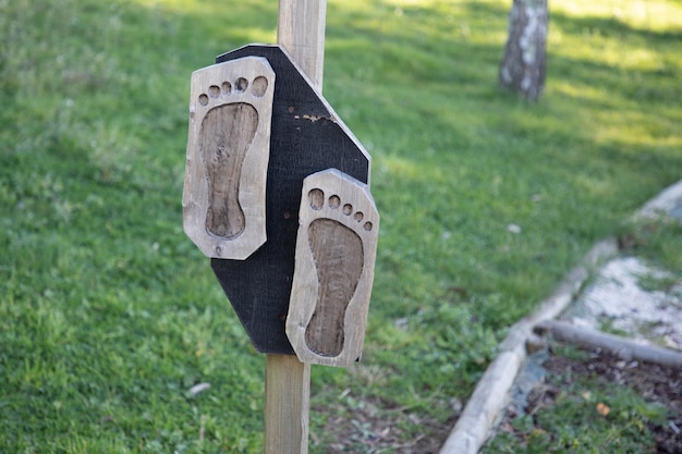 Keine Schuhe melden sich im Park im Freien an Holzplatte gehen barfuß