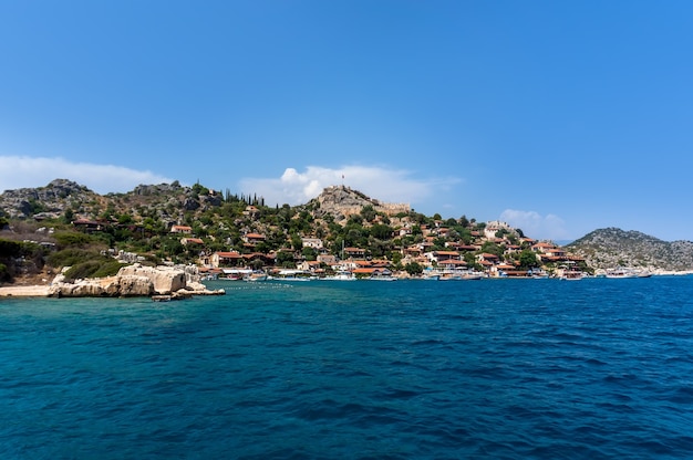 KEKOVA, TURQUÍA. La vista sobre la bahía y el castillo de Kekova, Turquía.