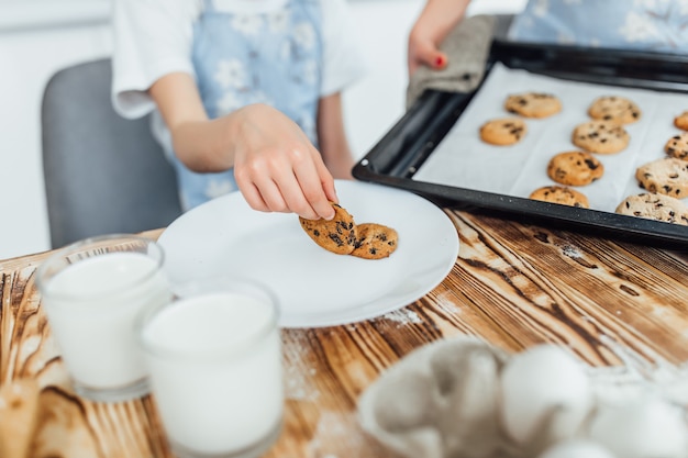 Keks mit Milch in der Küche