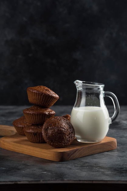 Keks mit Milch in Flasche mit Schneidebrett