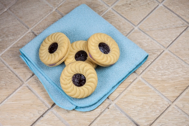 Keks mit Sahne und Blaubeermarmelade