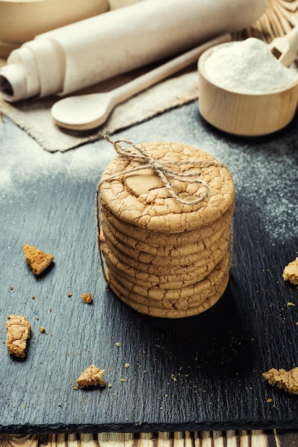 Foto keks süßer kekshintergrund häusliches gestapeltes butterkeksmusterkonzept nahaufnahme makrohausgemachte kekse auf holztischgetreidekekse mit sesamerdnüssensonnenblume und amaranth