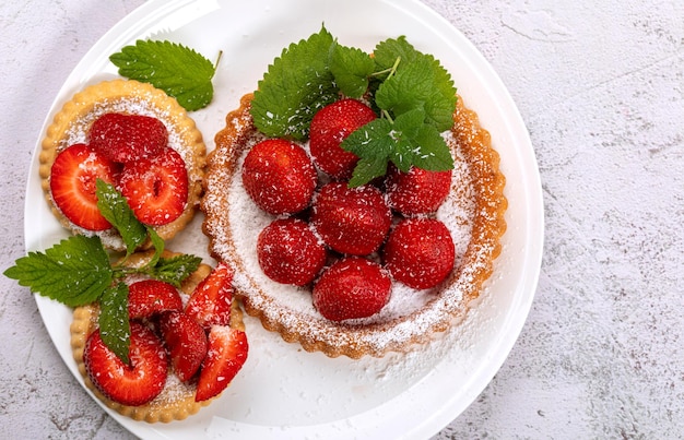 Keks-Törtchen mit Erdbeeren und Warteansicht von oben