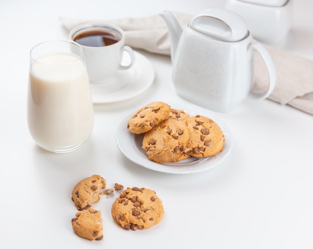 Foto kekse auf teller kaffee und milch