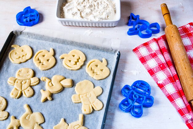 Kekse für halloween und thanksgiving machen. spaß essen für kinder, ein snack für eine party.