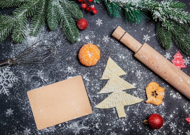 Kekse in Form eines Weihnachtsbaum-Blätterteigs mit Weihnachtsschmuck backen