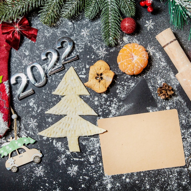 Kekse in Form eines Weihnachtsbaum-Blätterteigs mit Weihnachtsschmuck backen