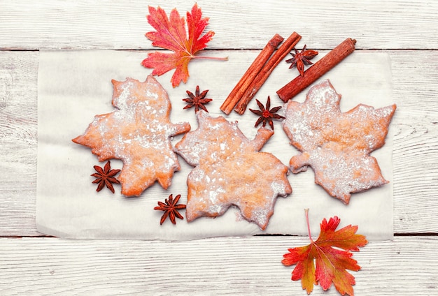 Foto kekse in form von ahornblatt