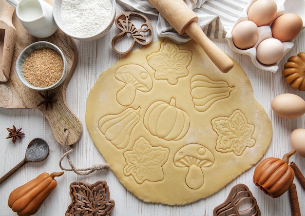 Kekse in Form von Kürbis und Blättern backen