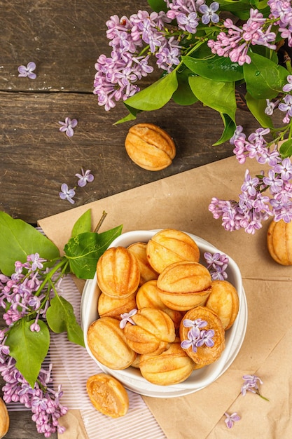 Kekse in Form von Walnüssen mit KondensmilchcremefüllungKöstliche Shortbread-Sandwiches