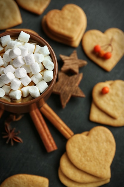 Kekse in Herzform mit Marshmallow und süßen Stellen auf einem Tisch