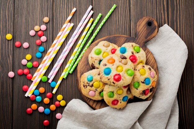 Kekse mit bunten Schokoladenbonbons in Zuckerglasur