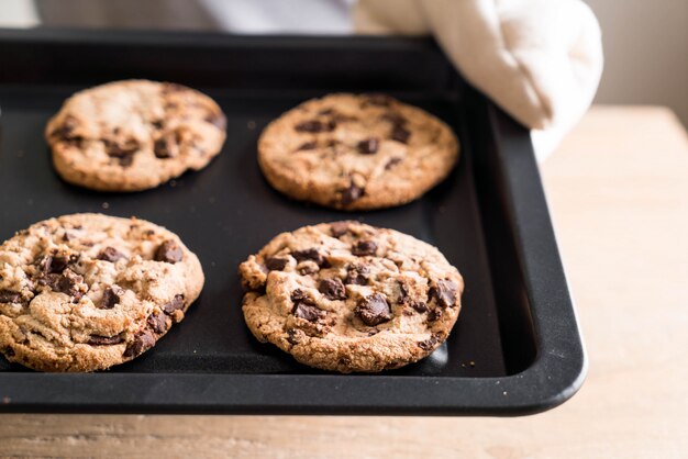 Kekse mit dunklen Schokoladenstückchen