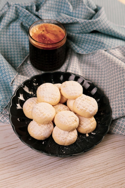 Foto kekse mit dunklen schokoladenstückchen