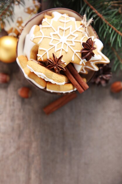 Kekse mit Gewürzen und Weihnachtsdekor, auf Holztisch