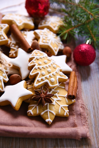 Kekse mit Gewürzen und Weihnachtsdekor, auf Holztisch