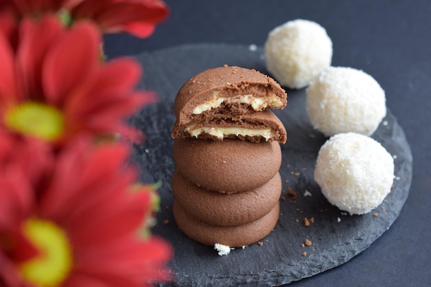 Foto kekse mit weißer und dunkler schokolade mit kokosnuss