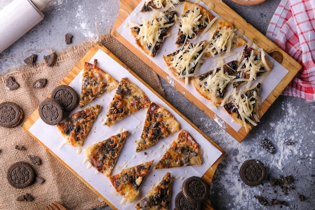 Foto kekse pizza und käse pizza flach liegen