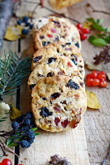 Kekse Shortbread Kekse mit getrockneten Früchten getrocknete Cranberries Rosinen getrocknete Aprikosen Pflaumen und Nüsse auf einem hölzernen Hintergrund