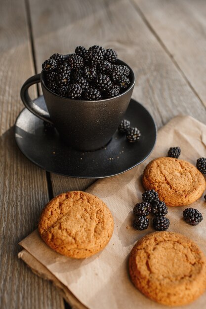 Kekse und Brombeeren auf Holzuntergrund