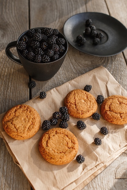 Kekse und Brombeeren auf Holzuntergrund